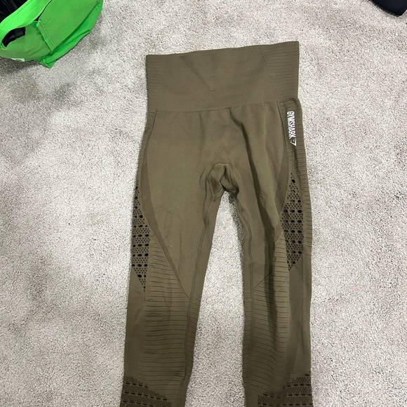 LIKE NEW GYMSHARK ENERGY SEAMLESS CAPRI. Size Medium  (tag removed) - Picture 4 of 5